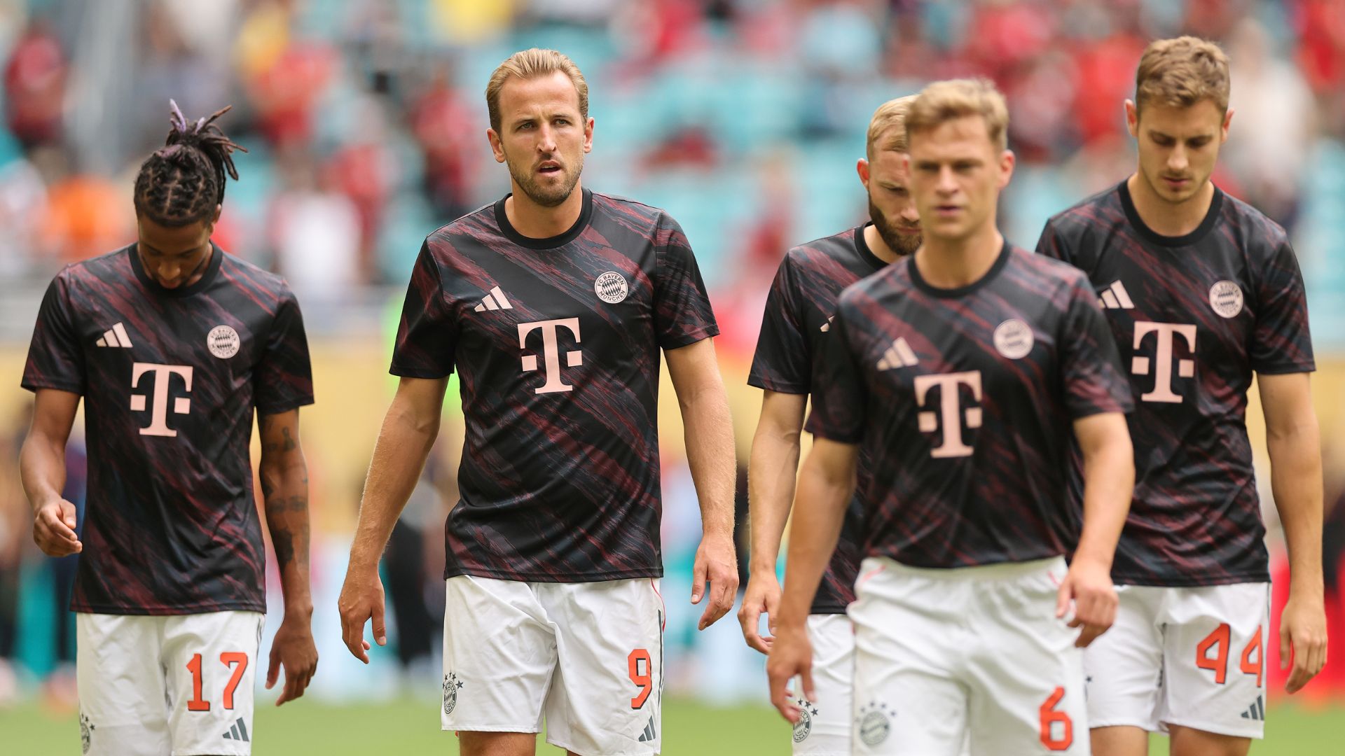 MIAMI GARDENS, FLORIDA - JUNE 29: Harry Kane #9 of FC Bayern Munchen looks on prior to the FIFA Club World Cup 2025 round of 16 match between CR Flamengo and FC Bayern München at Hard Rock Stadium on June 29, 2025 in Miami Gardens, Florida.