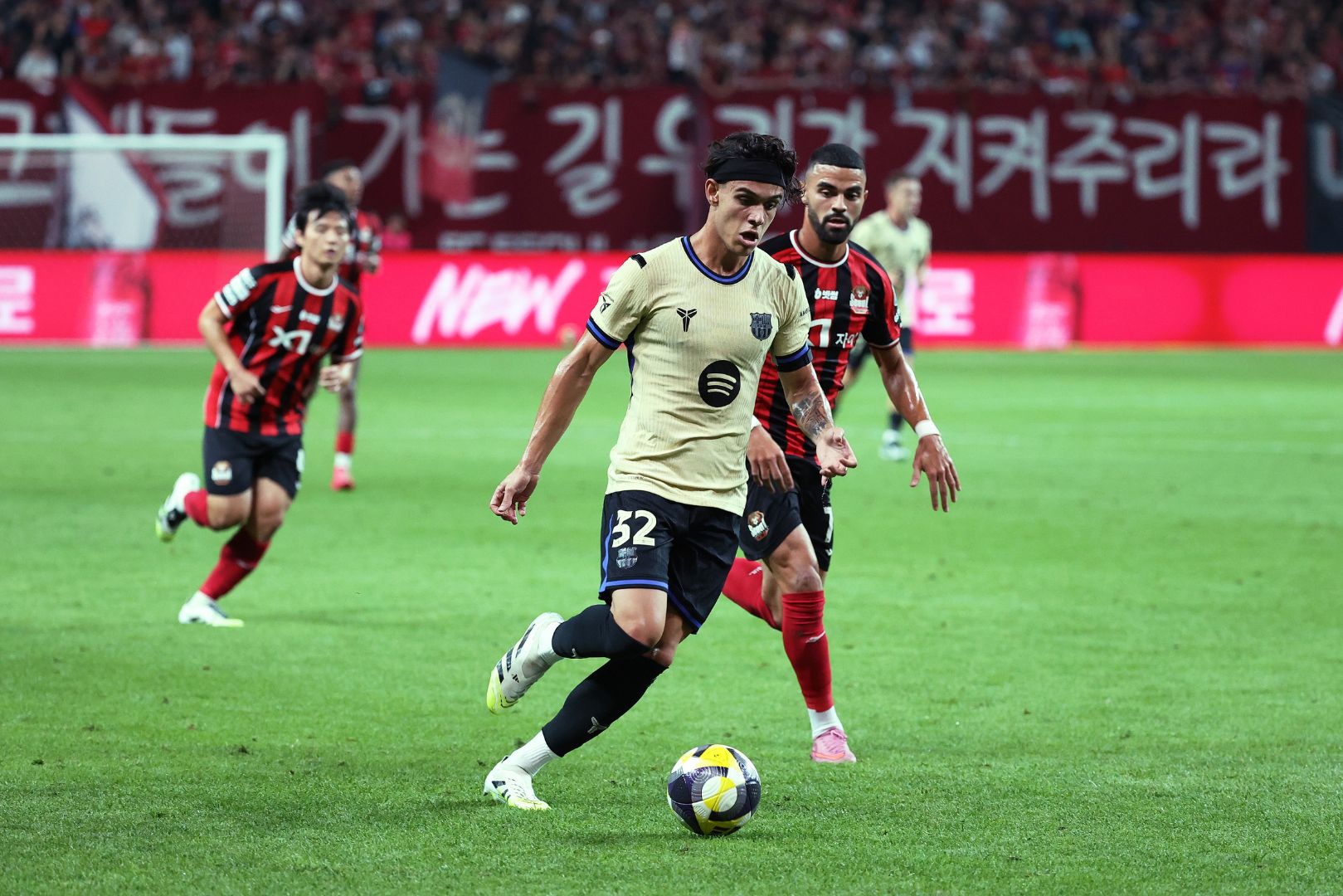SEOUL, SOUTH KOREA - JULY 31: Hector Fort of FC Barcelona controls the ball during the preseason friendly between FC Seoul and FC Barcelona at Seoul World Cup Stadium on July 31, 2025 in Seoul, South Korea.