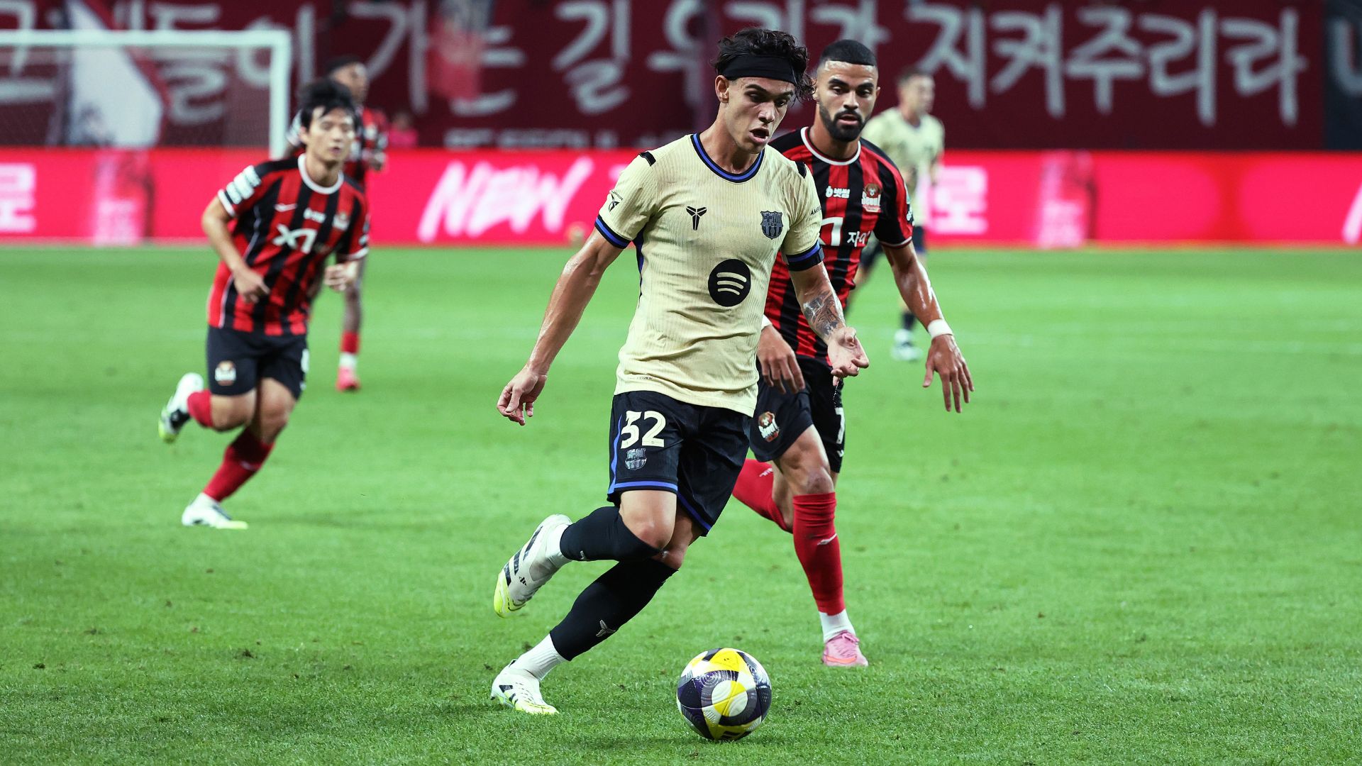 SEOUL, SOUTH KOREA - JULY 31: Hector Fort of FC Barcelona controls the ball during the preseason friendly between FC Seoul and FC Barcelona at Seoul World Cup Stadium on July 31, 2025 in Seoul, South Korea.