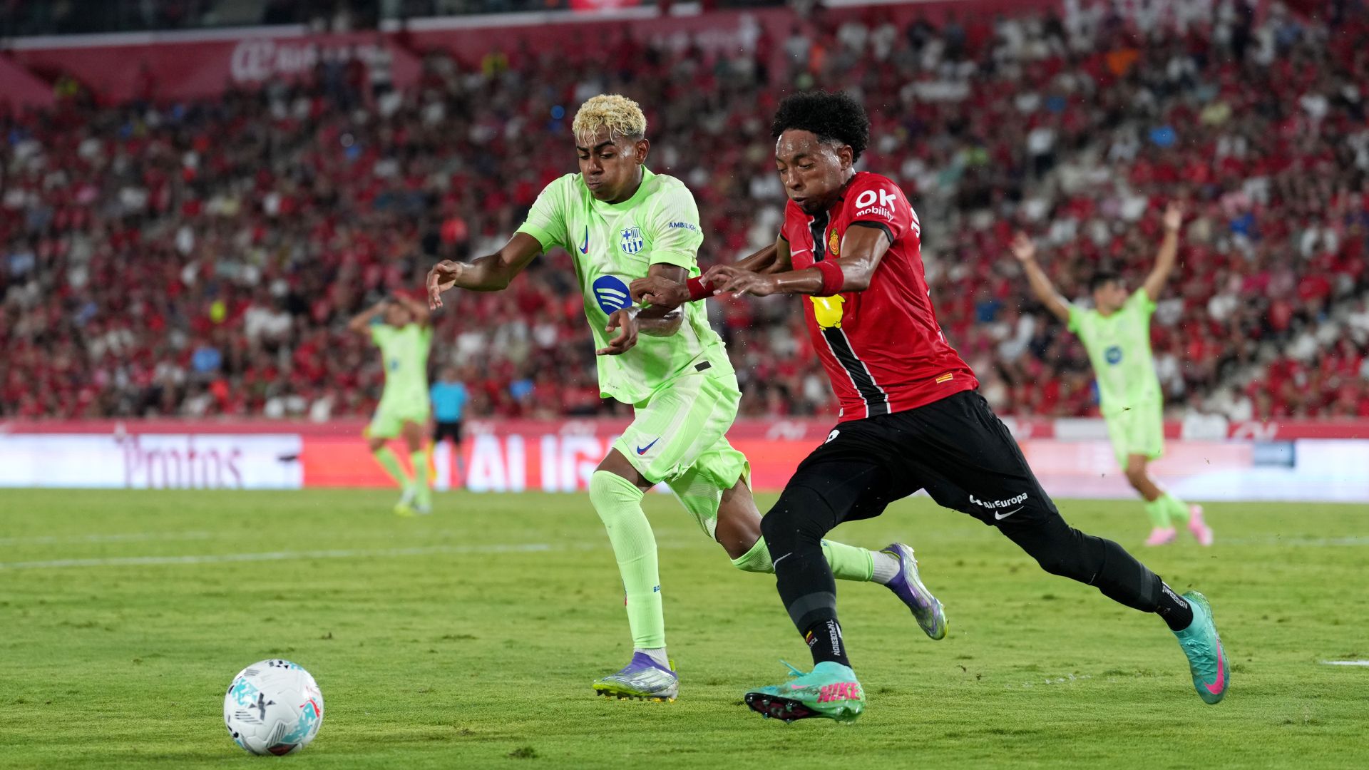 MALLORCA, SPAIN - AUGUST 16: Lamine Yamal of FC Barcelona battles for possession with Johan Mojica of RCD Mallorca during the LaLiga EA Sports match between RCD Mallorca and FC Barcelona at Estadio de Son Moix on August 16, 2025 in Mallorca, Spain.