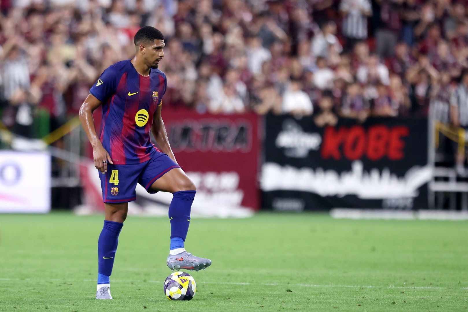 KOBE, JAPAN - JULY 27: FC Barcelona's Ronald Araujo controls the ball during the preseason friendly between Vissel Kobe and FC Barcelona at Noevir Stadium Kobe on July 27, 2025 in Kobe, Hyogo, Japan.