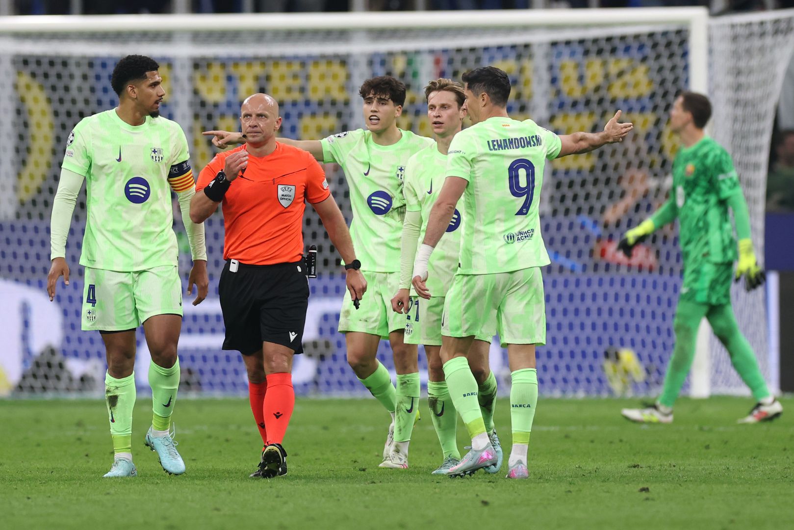 MILAN, ITALY - MAY 06: Ronald Araujo, Pau Cubarsi, Frenkie de Jong and Robert Lewandowski of FC Barcelona speak to referee Szymon Marciniak after Francesco Acerbi of FC Internazionale scores his team's third goal during the UEFA Champions League 2024/25 Semi Final Second Leg match between FC Internazionale Milano and FC Barcelona at Giuseppe Meazza Stadium on May 06, 2025 in Milan, Italy.