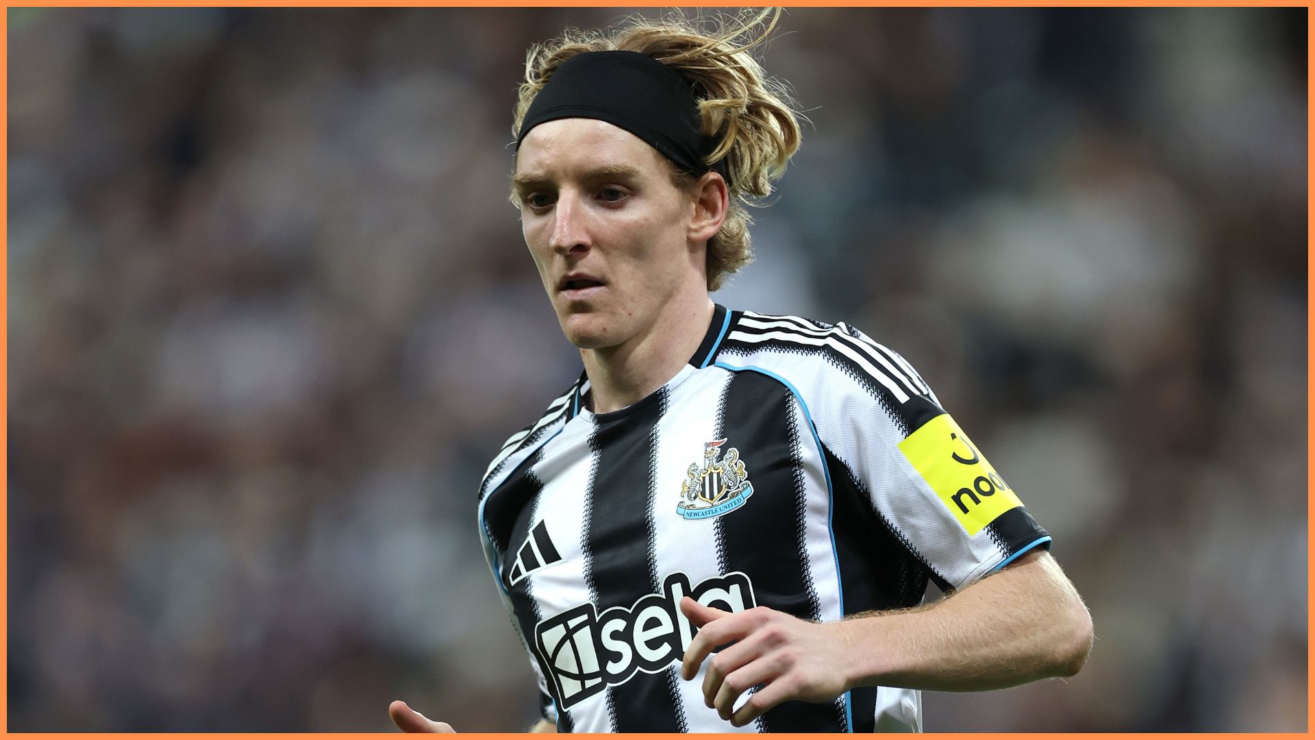 NEWCASTLE UPON TYNE, ENGLAND - SEPTEMBER 18: Anthony Gordon of Newcastle in action during the UEFA Champions League 2025/26 League Phase MD1 match between Newcastle United FC and FC Barcelona at St James' Park on September 18, 2025 in Newcastle upon Tyne, England.