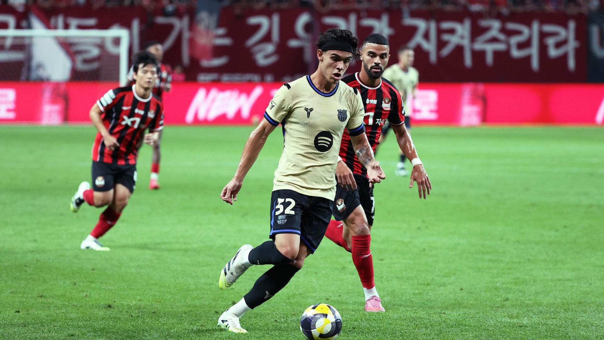 SEOUL, SOUTH KOREA - JULY 31: Hector Fort of FC Barcelona controls the ball during the preseason friendly between FC Seoul and FC Barcelona at Seoul World Cup Stadium on July 31, 2025 in Seoul, South Korea.