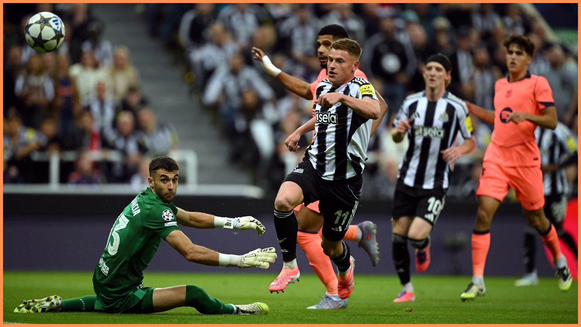 NEWCASTLE UPON TYNE, ENGLAND - SEPTEMBER 18: Harvey Barnes of Newcastle United shoots past Joan Garcia of FC Barcelona but misses during the UEFA Champions League 2025/26 League Phase MD1 match between Newcastle United FC and FC Barcelona at St James' Park on September 18, 2025 in Newcastle upon Tyne, England.