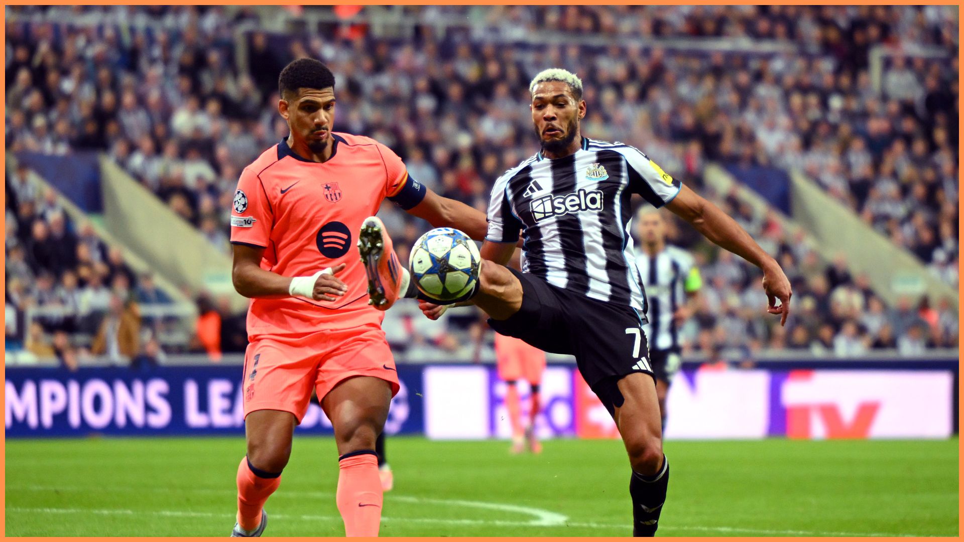 NEWCASTLE UPON TYNE, ENGLAND - SEPTEMBER 18: Joelinton of Newcastle United battles for possession with Ronald Araujo of FC Barcelona during the UEFA Champions League 2025/26 League Phase MD1 match between Newcastle United FC and FC Barcelona at St James' Park on September 18, 2025 in Newcastle upon Tyne, England.