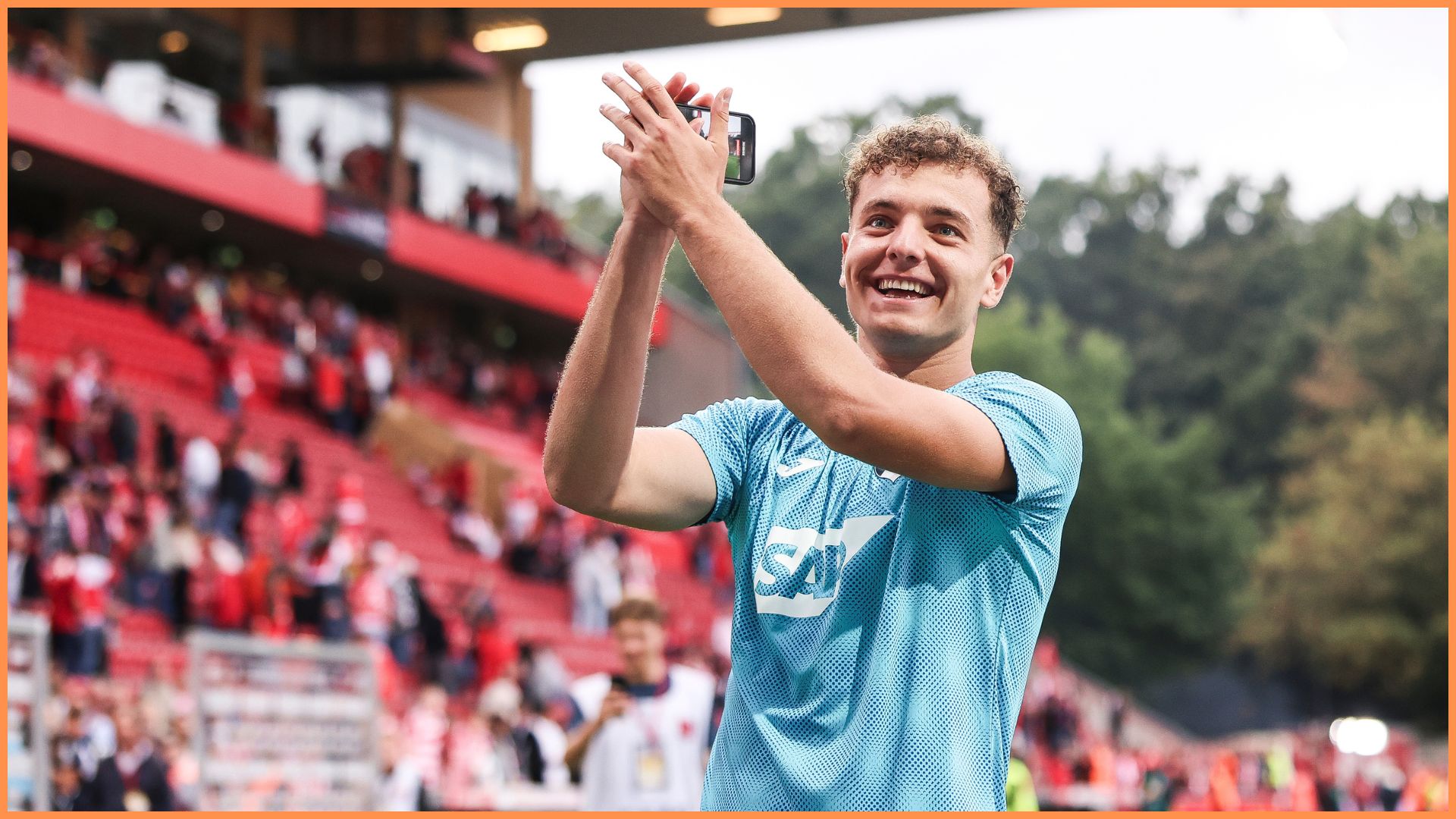 BERLIN, GERMANY - SEPTEMBER 13: Fisnik Asllani of TSG Hoffenheim shows appreciation to the fans after the Bundesliga match between 1. FC Union Berlin and TSG Hoffenheim at Stadion An der Alten Foersterei on September 13, 2025 in Berlin, Germany.