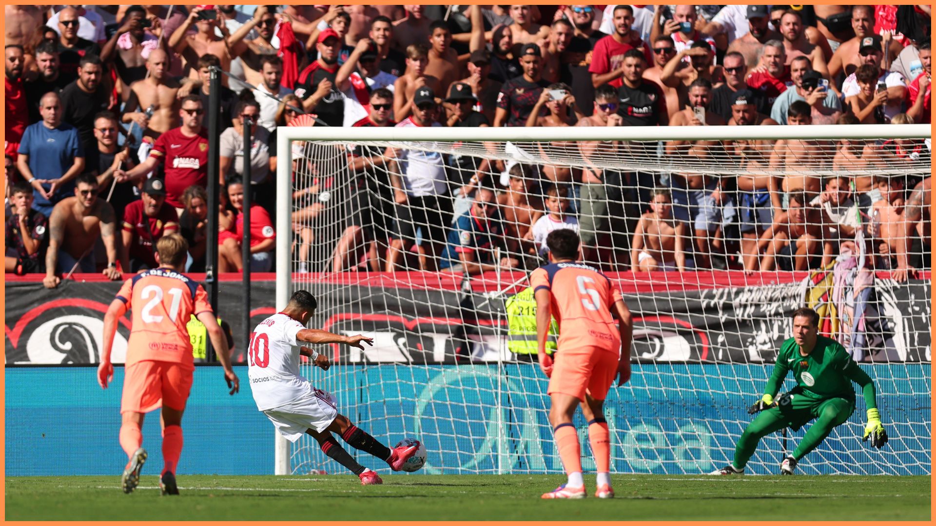SEVILLE, SPAIN - OCTOBER 05: Alexis Sanchez of Sevilla FC scores his team's first goal from the penalty spot during the LaLiga EA Sports match between Sevilla FC and FC Barcelona at Estadio Ramon Sanchez Pizjuan on October 05, 2025 in Seville, Spain.