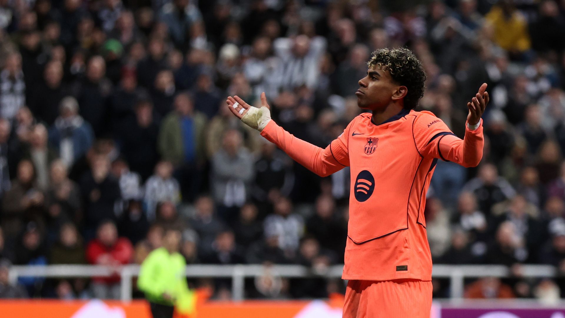 NEWCASTLE UPON TYNE, ENGLAND - MARCH 10: Lamine Yamal of FC Barcelona celebrates scoring his team's first goal from the penalty spot during the UEFA Champions League 2025/26 Round of 16 First Leg match between Newcastle United FC and FC Barcelona at St James' Park on March 10, 2026 in Newcastle upon Tyne, England.