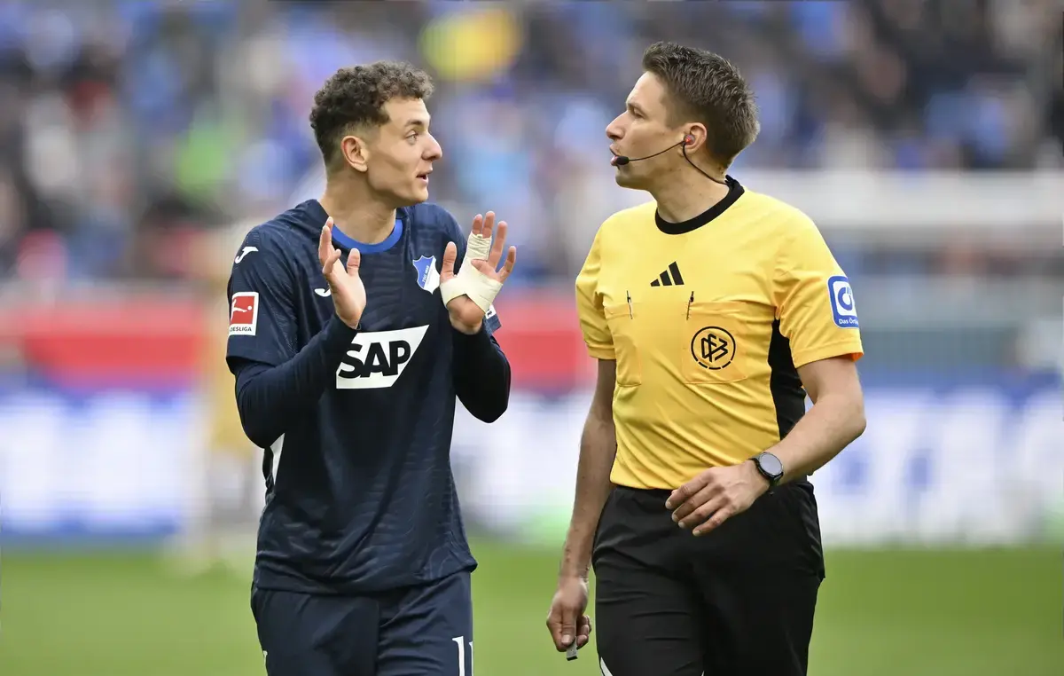 Referee Tobias Reichel in discussion with Fisnik Asllani TSG 1899 Hoffenheim (11) Gesture Gesture Football Bundesliga, PreZero Arena, Sinsheim, Baden-Württemberg, Germany.