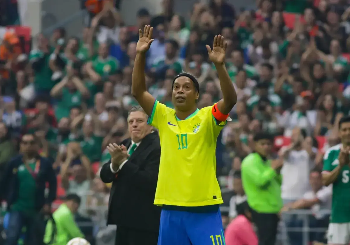 April 19, 2026, Mexico City, Ciudad de Mexico, Mexico: Brazilian former football player Ronaldinho greets the fans during the legends exhibition football match between Mexico and Brazil at Estadio Banorte. on April 19, 2026, 2026 in Mexico City, Mexico.